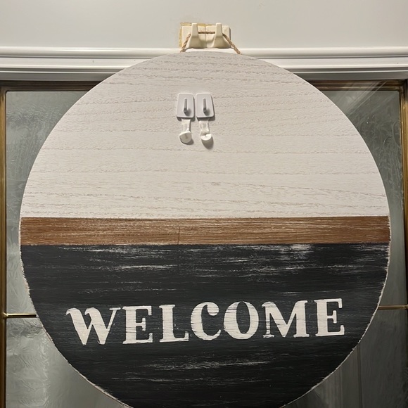 Welcome door sign. Hand painted and distressed, 18 inch round. - Picture 2 of 2